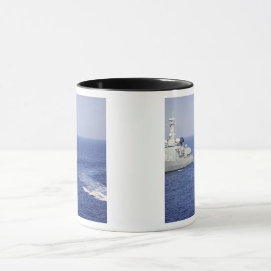 膨張可能なボートに乗ったポルトガル海軍チーム マグカップ (中央)