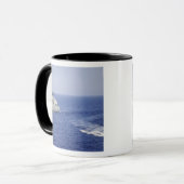 膨張可能なボートに乗ったポルトガル海軍チーム マグカップ (正面左)