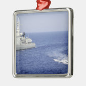 膨張可能なボートに乗ったポルトガル海軍チーム メタルオーナメント (左)