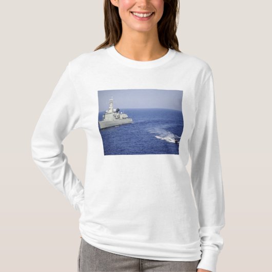 膨張可能なボートに乗ったポルトガル海軍チーム Tシャツ (正面)