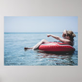 膨脹可能な浮体の上の女性が海を指し示す ポスター (正面)