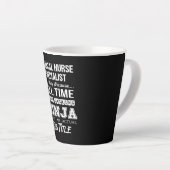 臨床ナーススペシャリストTシャ数々のツ – -tasking N カフェラテマグ (右アングル)