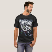 自信は鍵 – アーバンモチベーション グラフィティ タイポ Tシャツ (正面フル)