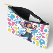 自信を持って屈するヘッドフォンを持つリラックス女の子 アクセサリーポーチ (見開き)