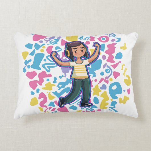自信を持って屈するヘッドフォンを持つリラックス女の子 アクセントクッション (正面)