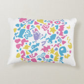 自信を持って屈するヘッドフォンを持つリラックス女の子 アクセントクッション (裏面)