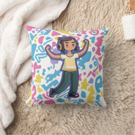 自信を持って屈するヘッドフォンを持つリラックス女の子 クッション