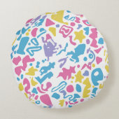 自信を持って屈するヘッドフォンを持つリラックス女の子 ラウンドクッション (裏面)