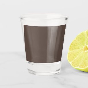 自信を持って茶色スタイリッシュの壁に向かって ショットグラス
