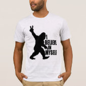 自分おもしろいの中でビグフ信じトI Tシャツ (正面)
