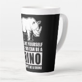 自分がラインになれないかぎり自分でいなさい カフェラテマグ (右アングル)