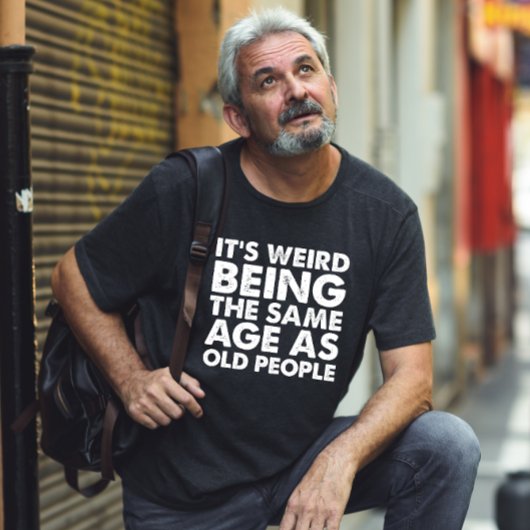 自分が老人と同じ年齢なのが信じられない Tシャツ