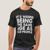 自分が老人と同じ年齢なのが信じられない Tシャツ (正面)