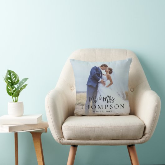 自分たちのカップル写真を作ろう Mr. & Mrs. の名前を追加 クッション (椅子)