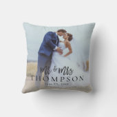 自分たちのカップル写真を作成 - 名前を追加: Mr & Mrs クッション (裏面)