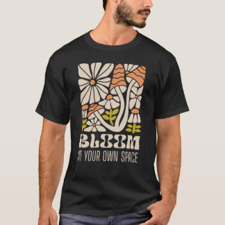 自分だけの空間で咲こう - レトログルーヴィーキノコ Tシャツ