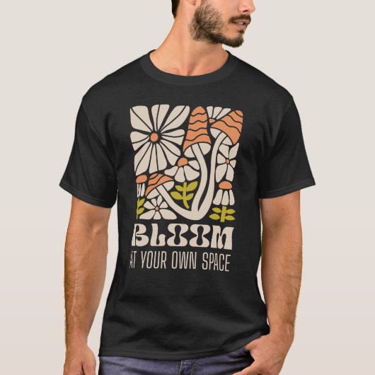 自分だけの空間で咲こう - レトログルーヴィーキノコ Tシャツ (正面)