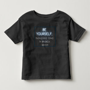 自分でTシャツを脱ぎ捨てる トドラーTシャツ