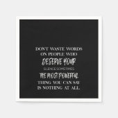 自分に値する人々に言葉を無駄にしない スタンダードカクテルナプキン (正面)