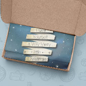 自分に小さなメリークリスマスの星を持っている 薄葉紙