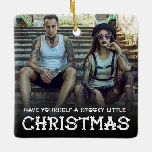 自分に小さな不気味クリスマスフォトを持っている セラミックオーナメント (正面)