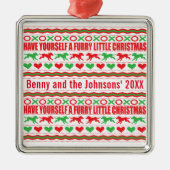 自分に毛皮の小さなクリスマスドッグを持っている メタルオーナメント (正面)