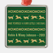 自分に毛皮の小さなクリスマス猫の犬を飼っている メタルオーナメント (正面)