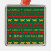 自分に毛皮の小さなクリスマス猫を飼っている メタルオーナメント (正面)