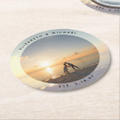 自分のエレガントなカスタム結婚写真を作成する ラウンドペーパーコースター (アングル)