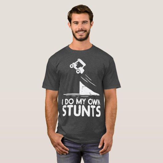 自分のスタントゴルフカートのおもしろい骨折を行う Tシャツ (正面フル)