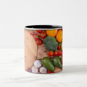 自分のテンプレートのために実り多い文字 ツートーンマグカップ (中央)