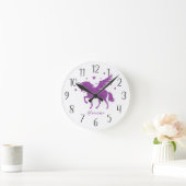 自分のパープルユニコーンのラウンドクロックをパーソナライズ ラウンド壁時計 (ホーム)