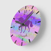 自分のパープルユニコーンをパーソナライズ ラウンド壁時計 (傾斜)
