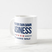 自分のビジネスに注意 – Vote Harris Walz コーヒーマグカップ (正面左)