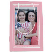 自分のピンクのクリスマスホリデーフォトを作成する ミディアムペーパーバッグ (正面)