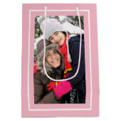 自分のピンクのクリスマスホリデーフォトを作成する ミディアムペーパーバッグ (裏面)