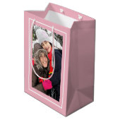 自分のピンクのクリスマスホリデーフォトを作成する ミディアムペーパーバッグ (裏面アングル)