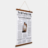 自分のフロントページニュース記事の写真パーソナライズされた 吊り下げ型タペストリー (傾斜あり)