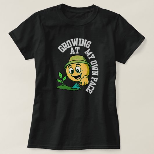自分のペースで成長中 インスピレーションを与える成長思考 Tシャツ (デザイン正面)