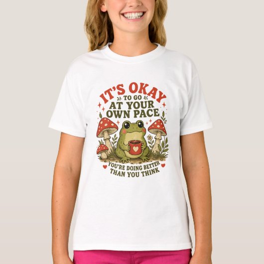 自分のペースで進めばいい – かわいいカエルの自分時間 Tシャツ (正面)