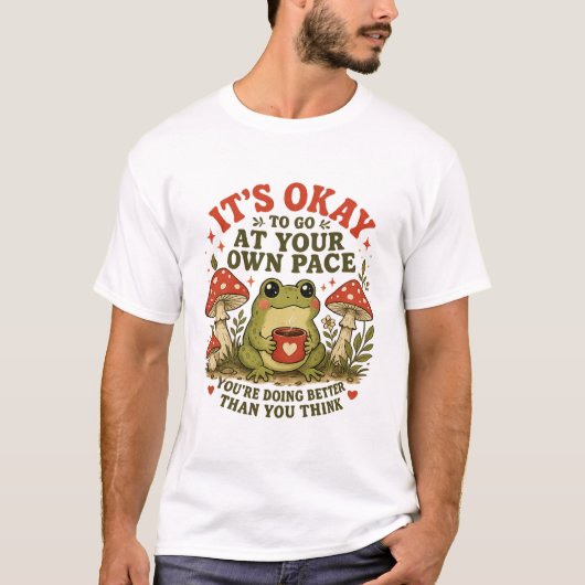 自分のペースで進めばいい – かわいいカエルの自分時間 Tシャツ (正面)