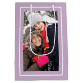 自分のラベンダークリスマスホリデーフォトを作成 ミディアムペーパーバッグ (裏面)