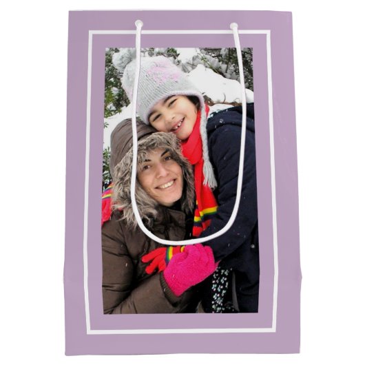 自分のラベンダークリスマスホリデーフォトを作成 ミディアムペーパーバッグ (裏面)