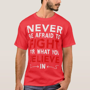 自分の中で戦うことを恐れ信じてはいけない Tシャツ