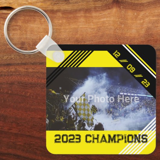 自分の写真と文字の黄色と黒モダン キーホルダー (正面)