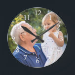 自分の写真をモダン作成する ラウンド壁時計<br><div class="desc">祖父とグランドパーソナライズされたキッド写真と記念壁時計。誕生日、休日、祖父母の日におじいちゃんのために思い出に残る贈り物をする。</div>