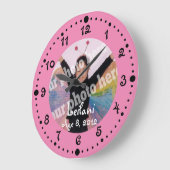 自分の写真を追加する可愛いピンクの時計(分) ラージ壁時計 (傾斜)