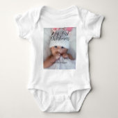 自分の初めてのクリスマスベビーの写真の名前を追加する年モダン ベビーボディスーツ (正面)