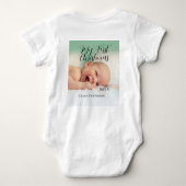 自分の初めてのクリスマスベビーの写真の名前を追加する年モダン ベビーボディスーツ (裏面)