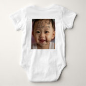 自分の初めてのクリスマスベビーの写真の名前を追加する年モダン ベビーボディスーツ (裏面)